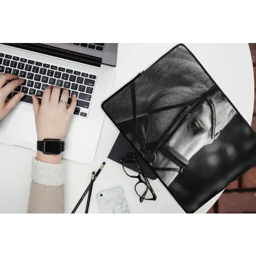 Paard - Schimmel - Portret laptophoes neopreen klein -bureau