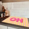 Tekst - Strepen - Roze Inductie beschermer vinyl 3mm klein -sfeer3
