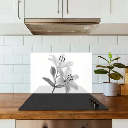 Lelies - Elegant - Zwart - Wit keuken achterwand spatscherm klein -sfeer2