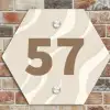 Beige golven - Traditioneel Naambord Hexagon klein -sfeer2