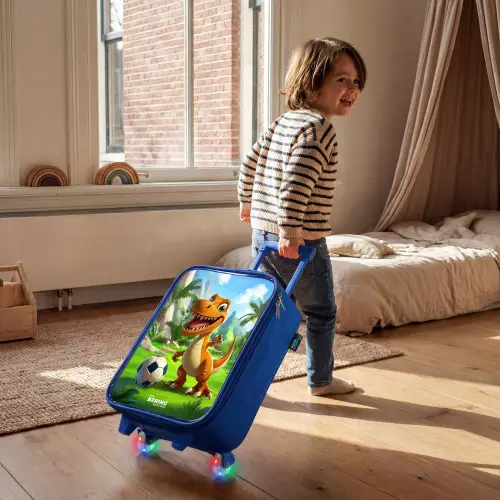 Dino met een voetbal in groen landschap Kinderkoffer - Blauw klein -sfeer1