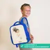 Meisje met een voetbal in beige kleuren Kinderrugzak - Blauw middel -sfeer3_NL