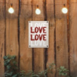 Love - Rood - Tekst tuinposter los doek klein -sfeer1