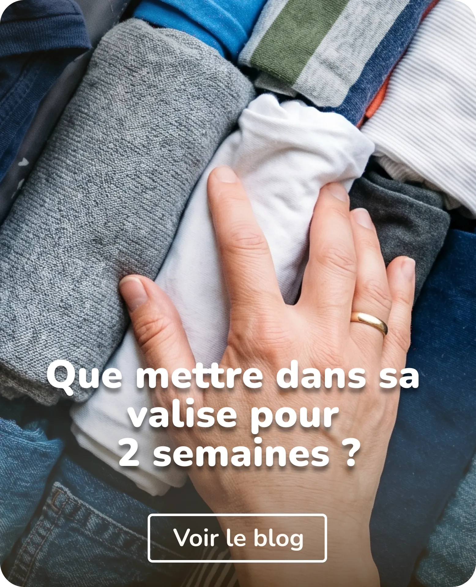quelqu'un qui fait sa valise et roule ses vêtements