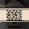 Motief - Bloemen - Zwart - Beige keuken achterwand spatscherm klein 900 -sfeer1
