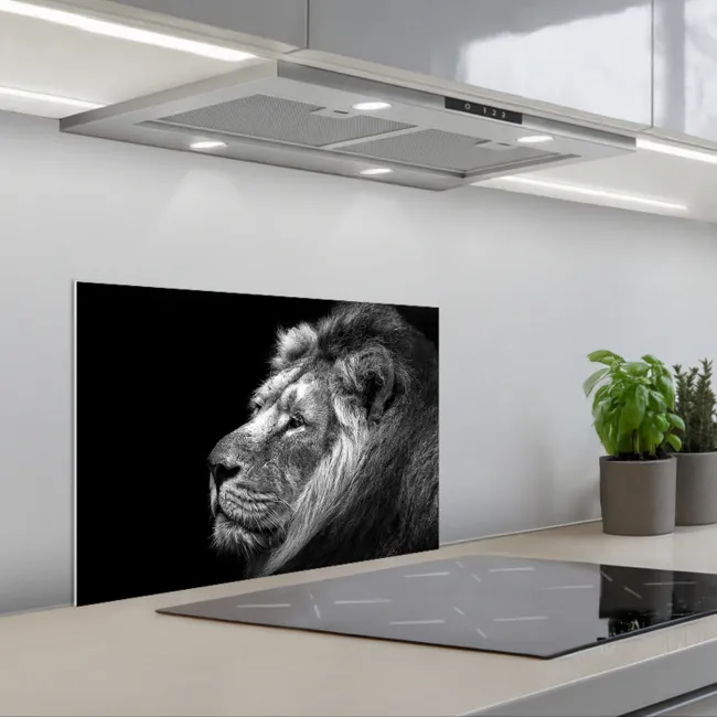Leeuw tegen zwarte achtergrond in zwart-wit keuken achterwand spatscherm klein -3d_schuin