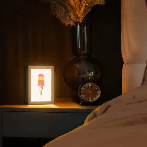 Schepijs - Hoorntje - Illustratie - Minimalistisch Light Box met kabel (Tafellamp) klein -sfeer1