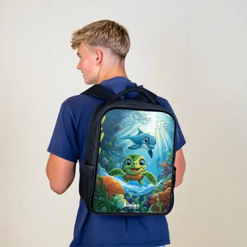 Schildpad en dolfijn in blauwe oceaan Rugzak - Zwart middel -sfeer8