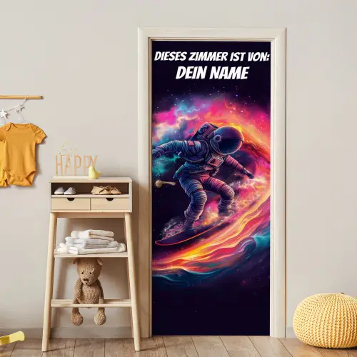 Astronaut surft durch das Weltall mit personalisierbarem Namensfeld. deurposter klein -sfeer4