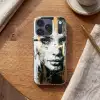 Portret - Vrouw - Penseelstreken - Goud Telefoonhoesje iPhone 17 Pro klein -sfeer1
