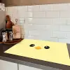 Kuiken - Vrolijk - Geel - Minimalistisch Inductie beschermer vinyl 3mm klein -sfeer3
