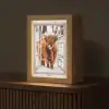 Schotse Hooglander - Sneeuw - Winter - Natuur - Dier - Doorkijk - Landelijk Light Box met kabel (Tafellamp) klein -z3d_website