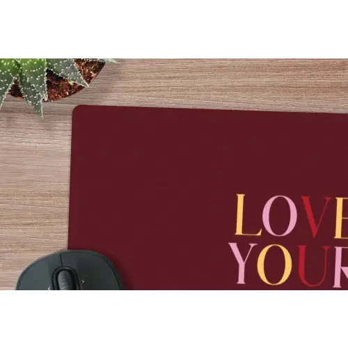 Love your damn self - Kleurrijk - Bordeaux muismat rubber klein -closeup