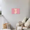 Bonjour - Stippen - Roze- Geel Tuinposter op houten frame 2 cm dik klein -sfeer1