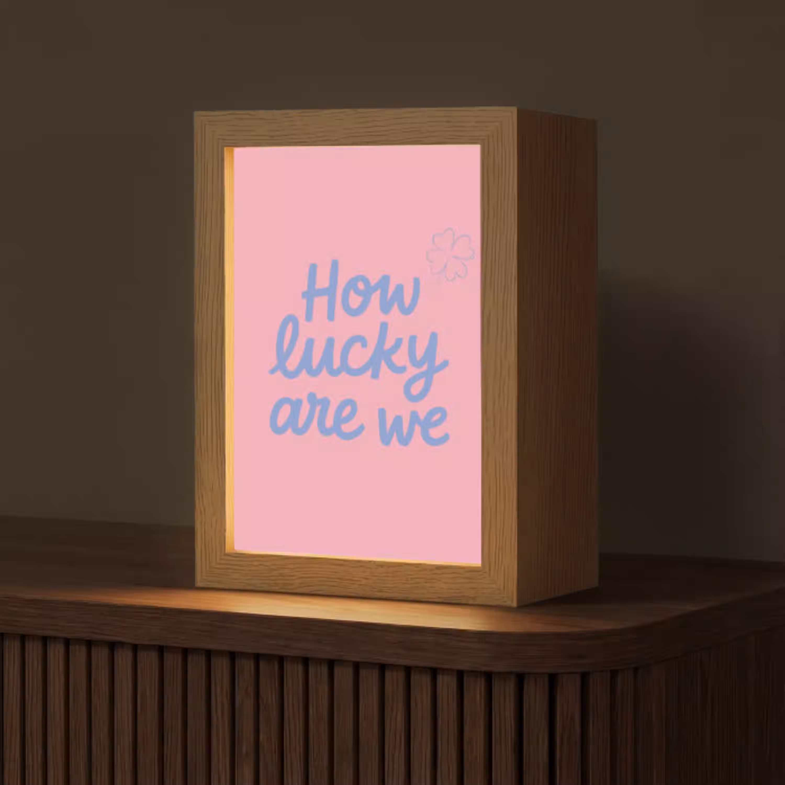 How lucky are we - Klavervier - Roze - Blauw Light Box met kabel (Tafellamp) klein -z3d_website