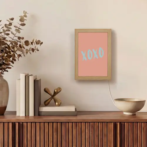XOXO - Blauw - Perzikkleur Light Box met kabel (Tafellamp) klein -sfeer2
