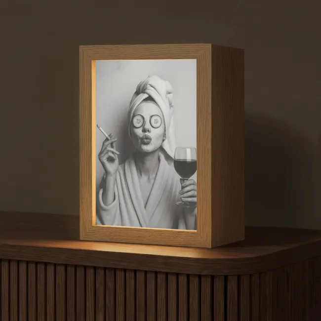 Tafellamp - Vrouw - Masker - Wijn - Sigaret