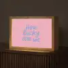 How lucky are we - Klavervier - Roze - Blauw Light Box met kabel (Tafellamp) klein -z3d_website