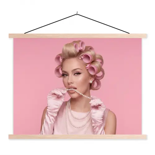 Vrouw - Roze - Parelketting - Krulspelden textielposter latten blank klein -3d