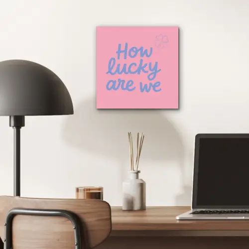 How lucky are we - Klavervier - Roze - Blauw aluminium wit klein -sfeer5
