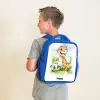 Dino met voetbal in kleurrijk veld Kinderrugzak - Blauw middel -sfeer2