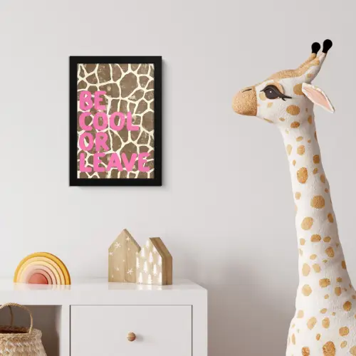 Tekst - Be cool or leave - Roze - Giraffenprint fotolijst zwart zonder passe partout klein -usfeer4_kinderkamer