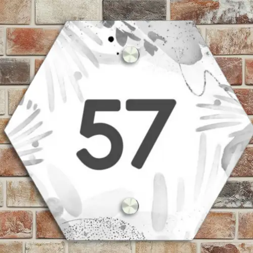 Grijze patronen - Traditioneel Naambord Hexagon klein -sfeer2