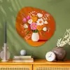 Vaas - Bloemen - Oranje Wandcirkel Organisch Plexiglas middel -sfeer2
