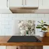 Lelies - Boekte - Wit - Meeldraden keuken achterwand spatscherm klein -sfeer2