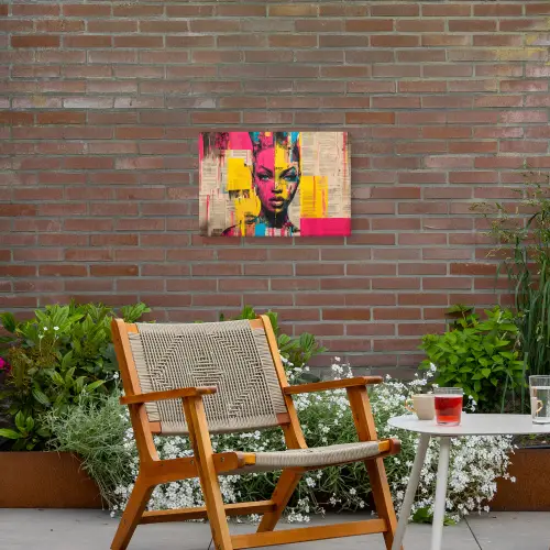 Vrouwengezicht - Krantenpapier - Abstract - Roze Tuinposter op houten frame 2 cm dik klein -sfeer3