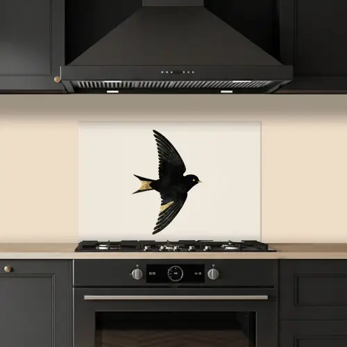 Zwarte zwaluw - Gouden accenten - Lichte achtergrond keuken achterwand spatscherm klein -sfeer1