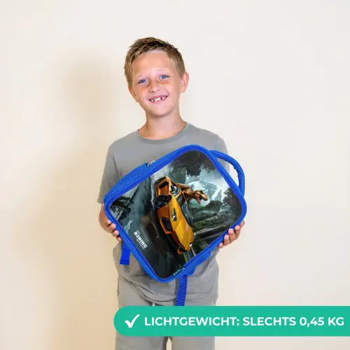 T-Rex op oranje sportauto in regenachtig woud Kinderrugzak - Blauw middel -sfeer1_NL