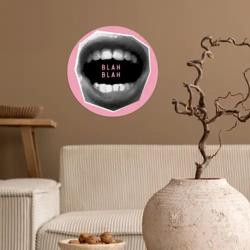 Mond - BLAH BLAH - Roze Wandcirkel behangsticker klein -sfeer1