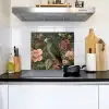 Groene papegaai - Kleurrijke bloemen - Donkere achtergrond Inductie beschemer met haakjes middel -sfeer2