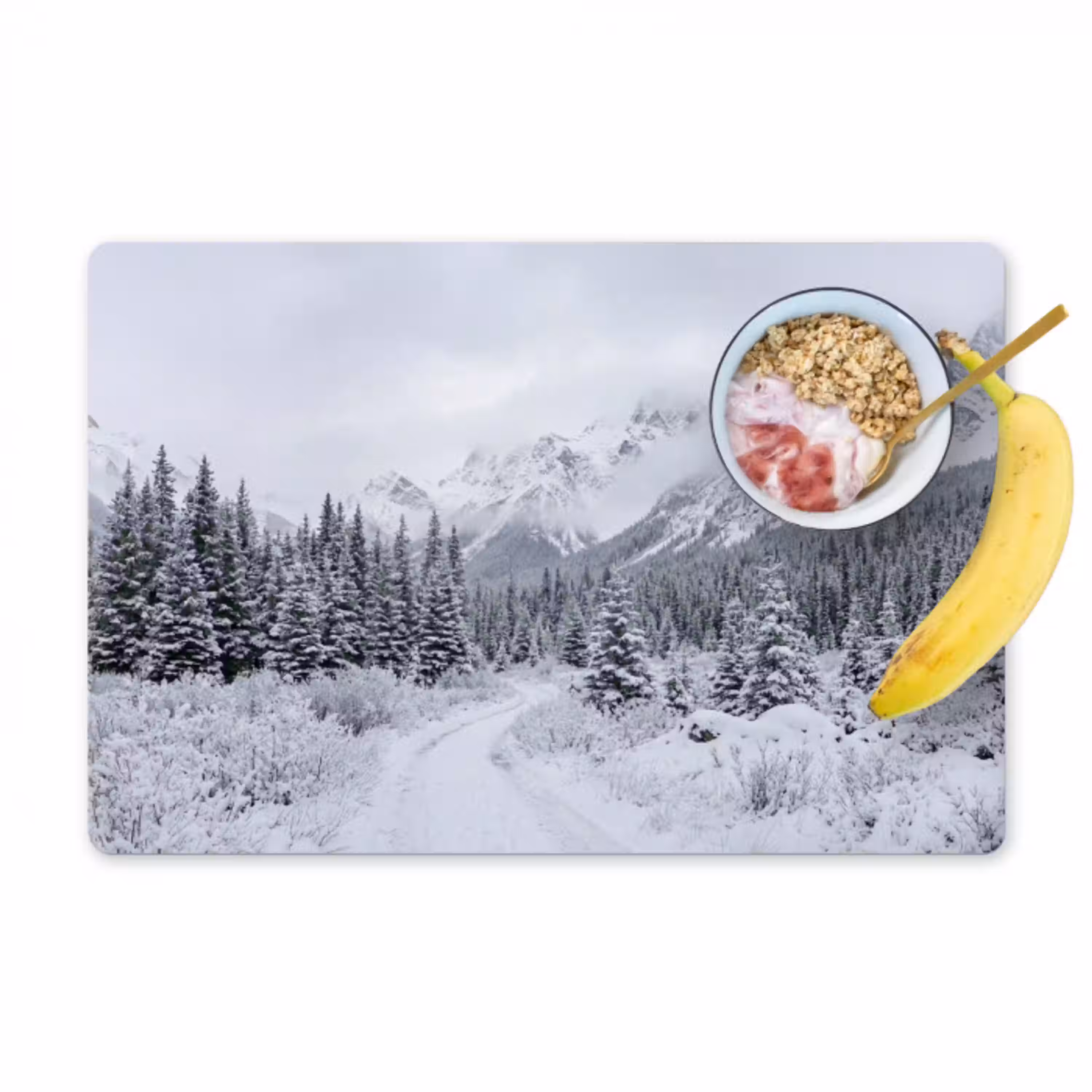 Weg - Bergen - Sneeuw - Naaldbos - Avontuurlijk Placemat vinyl groot -zzzproduct_Kitchenyeah-website