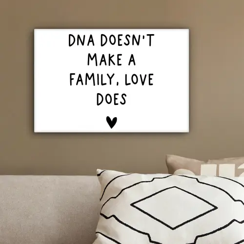 Engelse quote "DNA doesn't make a family, love does" met een hartje op een witte achtergrond canvas 2cm klein -sfeer3