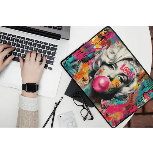 Vrouw - Kauwgom - Graffiti - Neonkleuren laptophoes neopreen klein -bureau