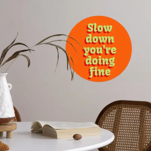 Oranje - Slow down you're doing fine - Retro Wandcirkel behangsticker klein -sfeer3