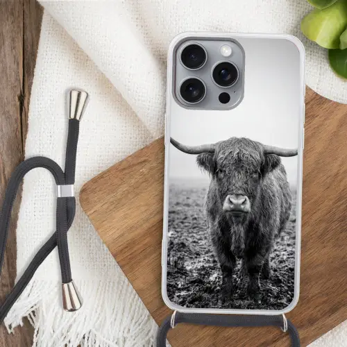 Schotse hooglander - Zwart - Wit - Gras Hoesje iPhone 16 Pro Max met koord klein -sfeer4