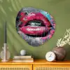 Lippen - Felroze - Graffiti - Verfstrepen Wandcirkel Organisch Aluminium middel -sfeer2
