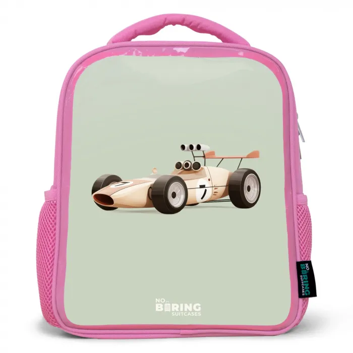 Beige retro raceauto op groen achtergrond Kinderrugzak - Roze middel -3d