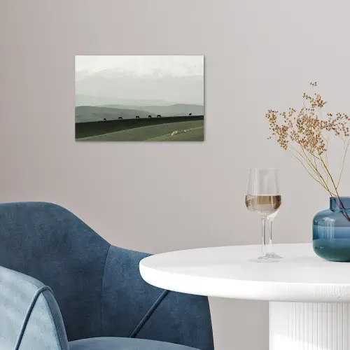 Grijs - Berg - Paarden poster papier klein -sfeer3
