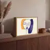 Minimalistisch - Gezicht - Hand - Oranje - Blauw Light Box met batterij (Wandlamp) middel -sfeer2