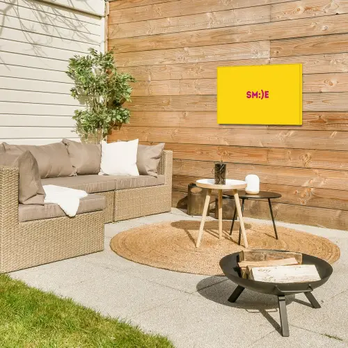 Smile - Roze - Geel Tuinposter op houten frame 2 cm dik klein -sfeer2