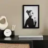 Vrouw - Champagne - Modern fotolijst zwart zonder passe partout klein -sfeer1