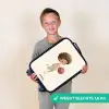 Jongen met een basketbal in beige kleuren Kinderkoffer - Zwart klein -sfeer4_NL
