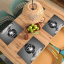 Vrouw - Zwart Wit - Ketting - Zonnebril Placemat vinyl groot -zzsfeer5_Kitchenyeah-website