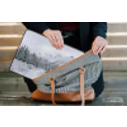 Weg - Bergen - Sneeuw - Naaldbos - Avontuurlijk laptophoes neopreen klein -tas
