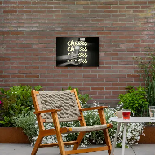 Cheers - Wijn - Zwart - Wit Tuinposter op houten frame 2 cm dik klein -sfeer3