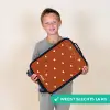 Wit hartjespatroon op oranje bruine achtergrond Kinderkoffer - Zwart klein -sfeer4_NL